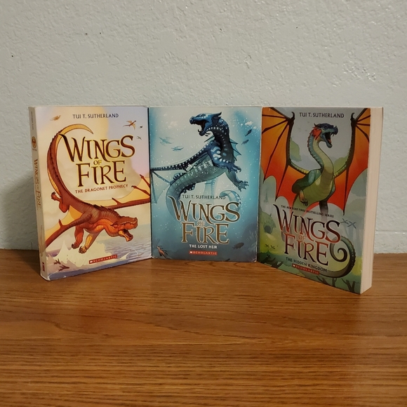 Bundle of 3 Scholastics "Wings of Fire" books. In very good used condition. - Picture 1 of 16